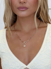 Lowretta Pendant Necklace Gold