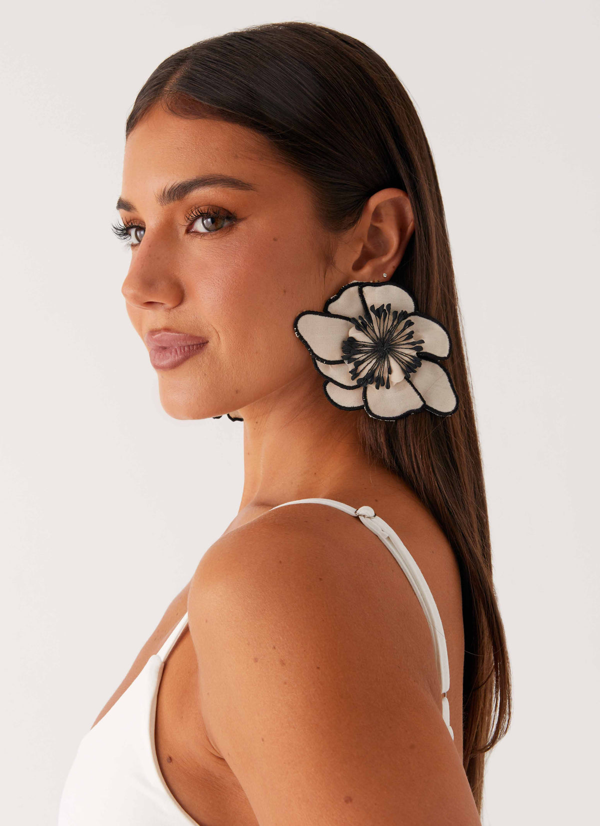 Toria Flower Earrings - Ivory